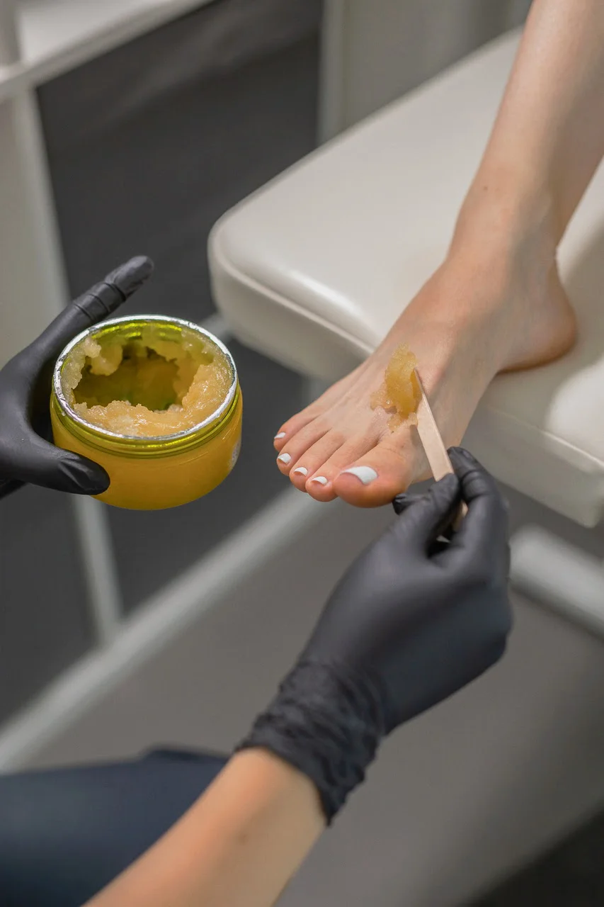 Fachkundige Fußpflege mit spezialisiertem Peeling im Kosmetikstudio in Braunschweig.
