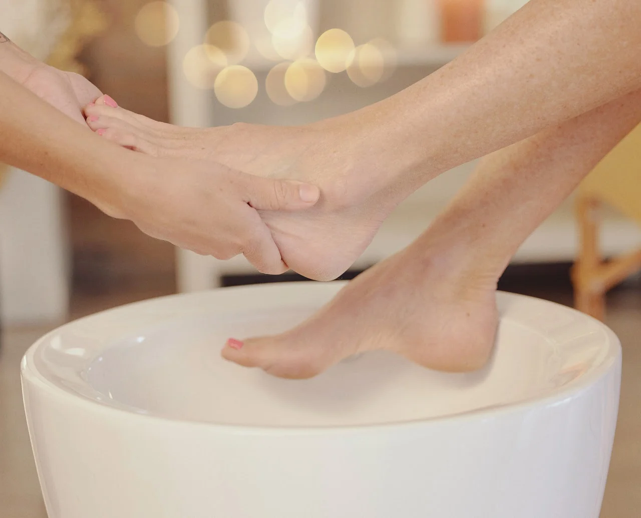Kundin erhält eine professionelle Fußpflegebehandlung bei Sense of Beauty in Braunschweig