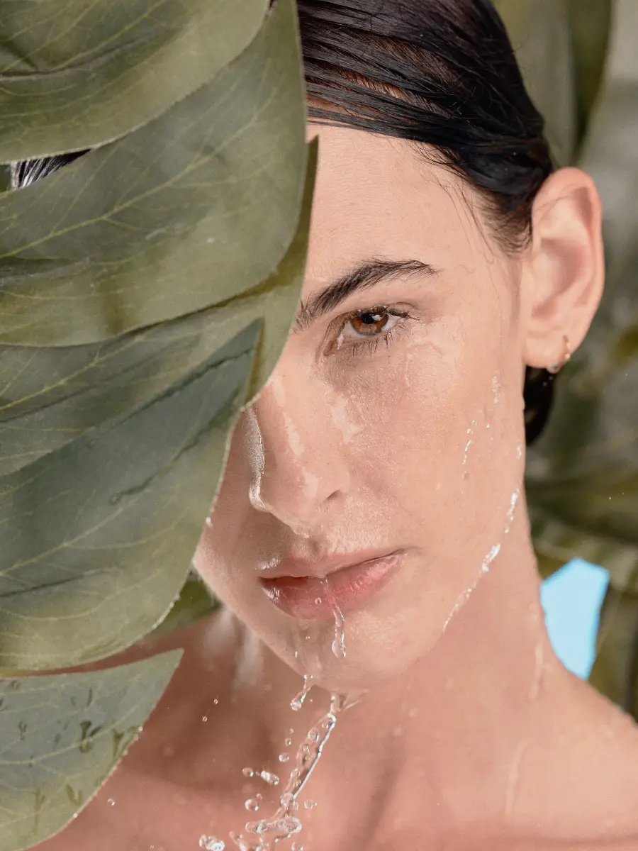 Frau Posiert vor einem Blatt nach AquaFacial Behandlung in Braunschweig bei Sense of Beauty Kosmetikstudio