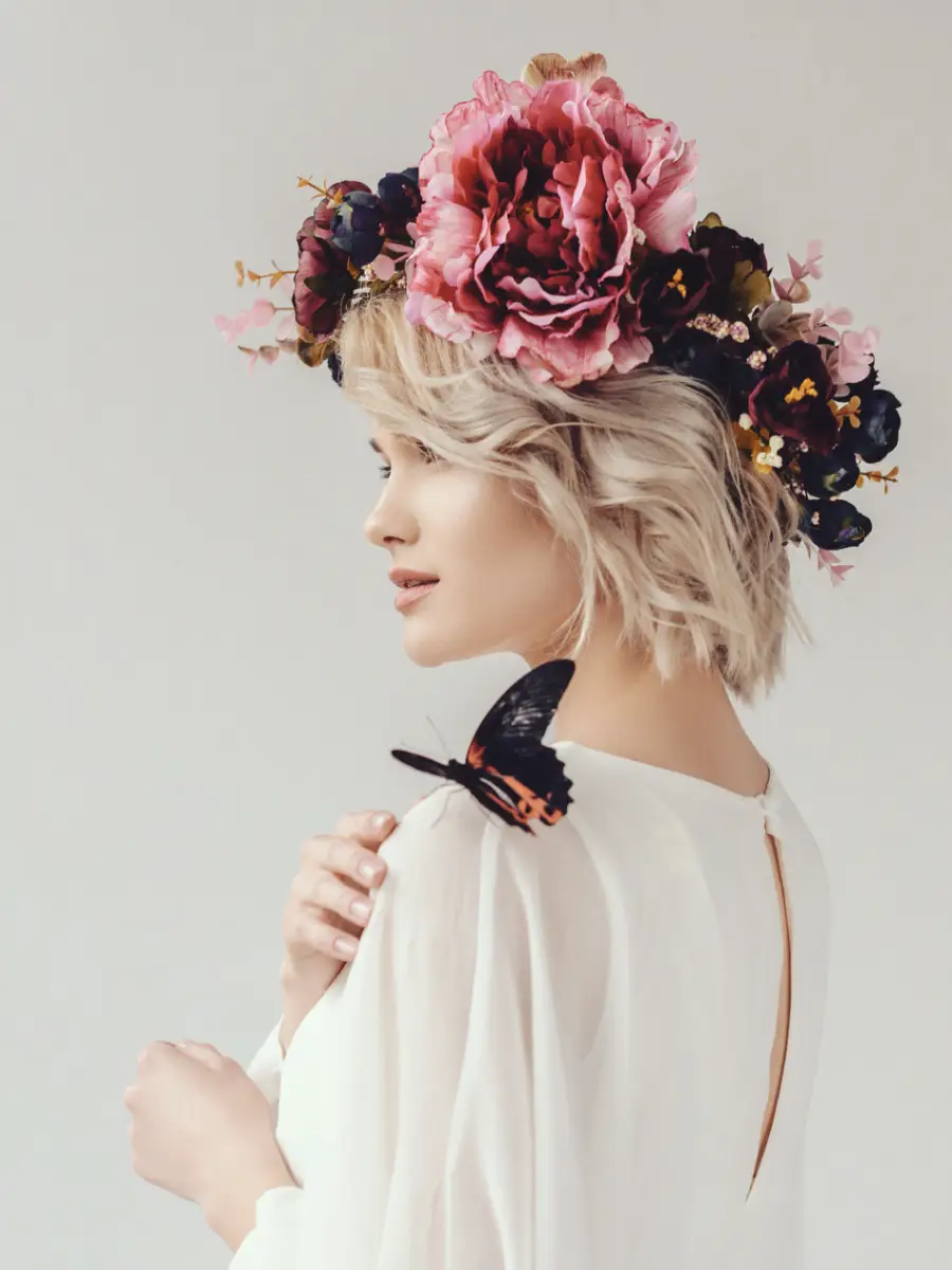 Sense of Beauty Kosmetik Frau mit Blumenkranz und geschminkt blickt sanft zur Seite im Kosmetikstudio in Braunschweig