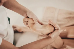 Entspannte Wellness Fußmassage bei Sense of Beauty Wellness in Braunschweig