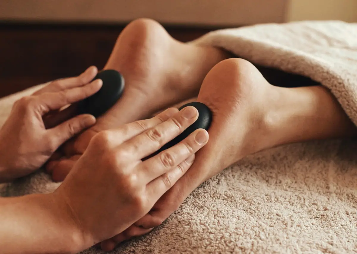 Fußmassage mit Hot Stone Therapie von Sense of Beauty Wellness in Braunschweig