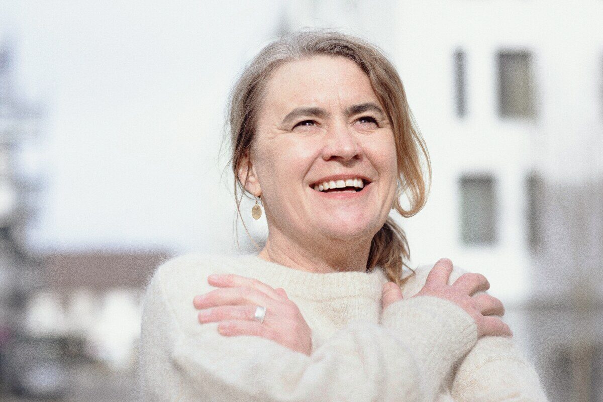 Glückliche Frau nach einer Psychologische Beratung von Maria Schröder in Braunschweig