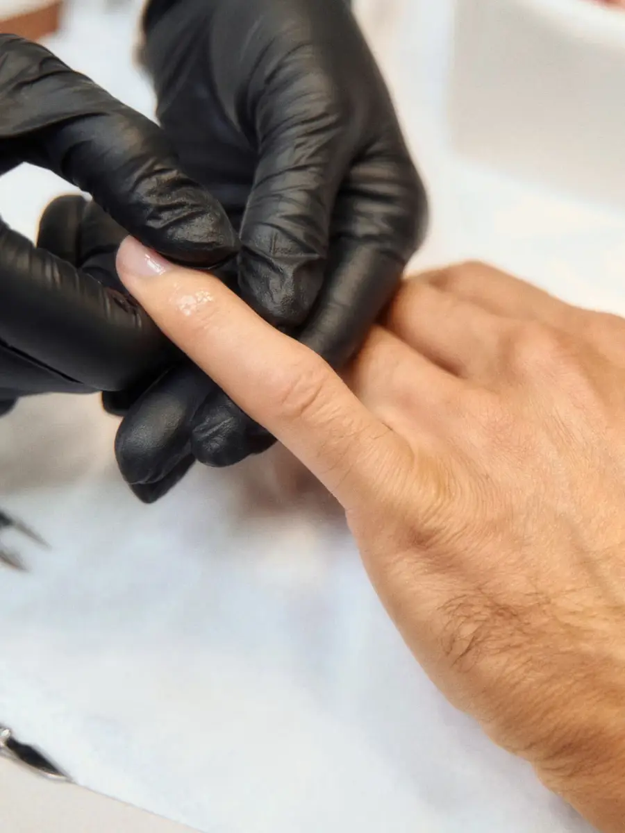 Handpflege bei einen Mann erhält eine professionelle Maniküre von einer Kosmetikerin von Sense of Beauty Nagelstudio in Braunschweig