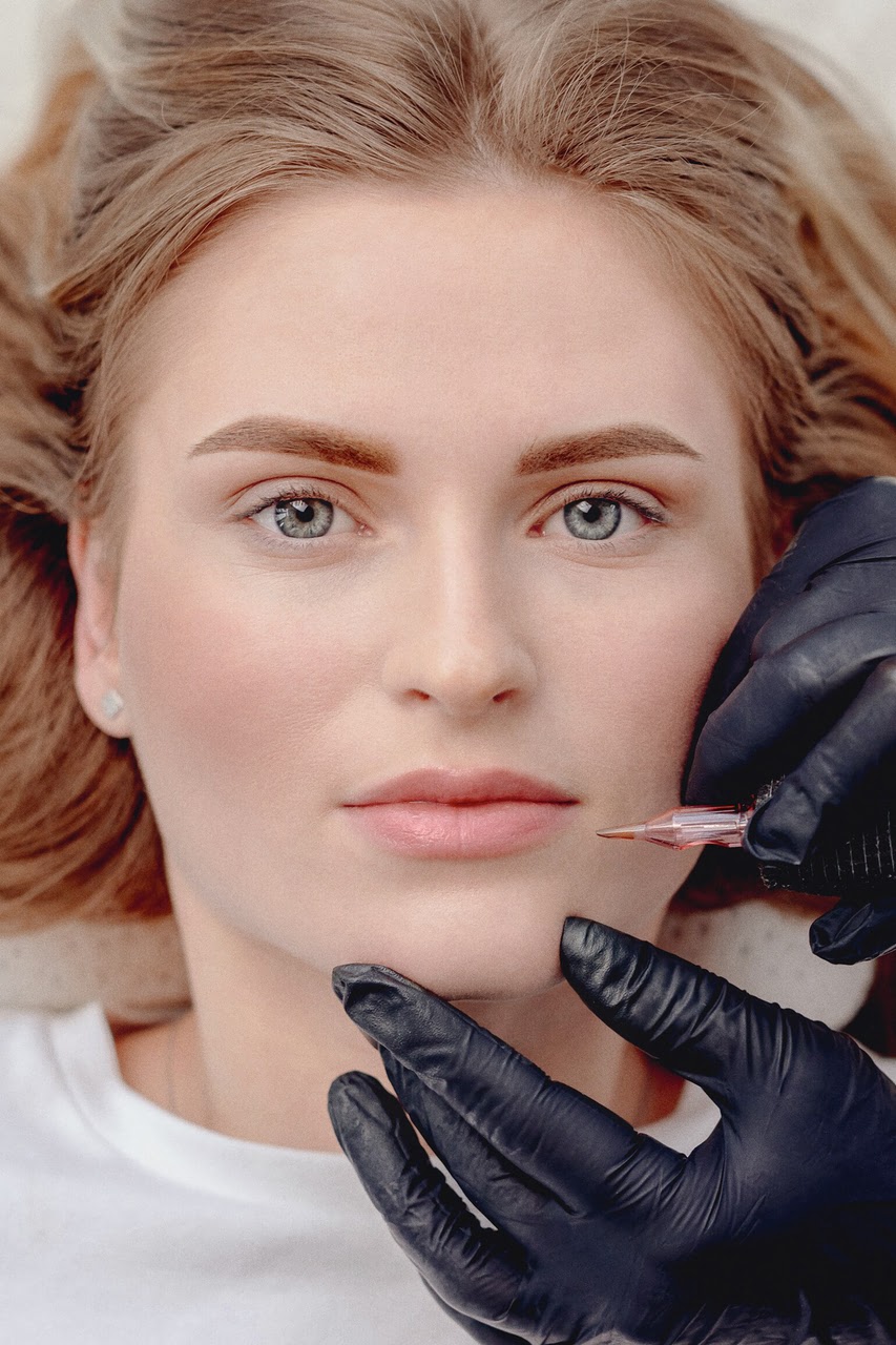 Junge Frau bekommt Permanent Make-Up für die Lippen von Sense of Beauty in Braunschweig