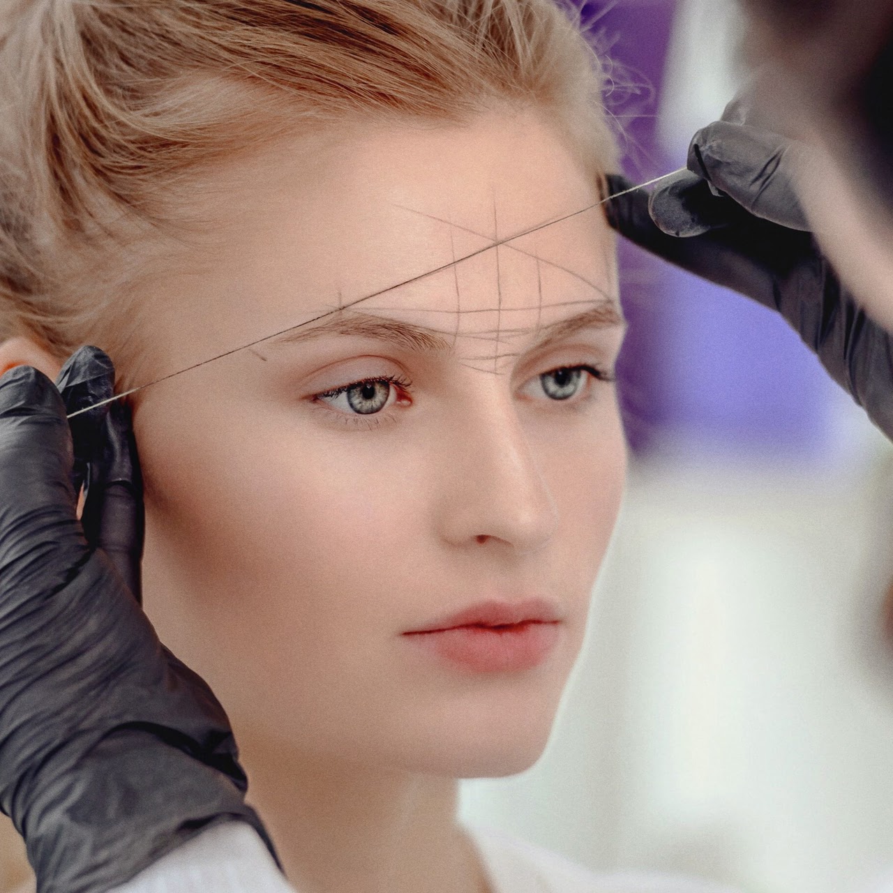 Junge Frau wird für permanent-make-up Augenbrauen ausgemeßen und beraten von Sense of Beauty in Braunschweig