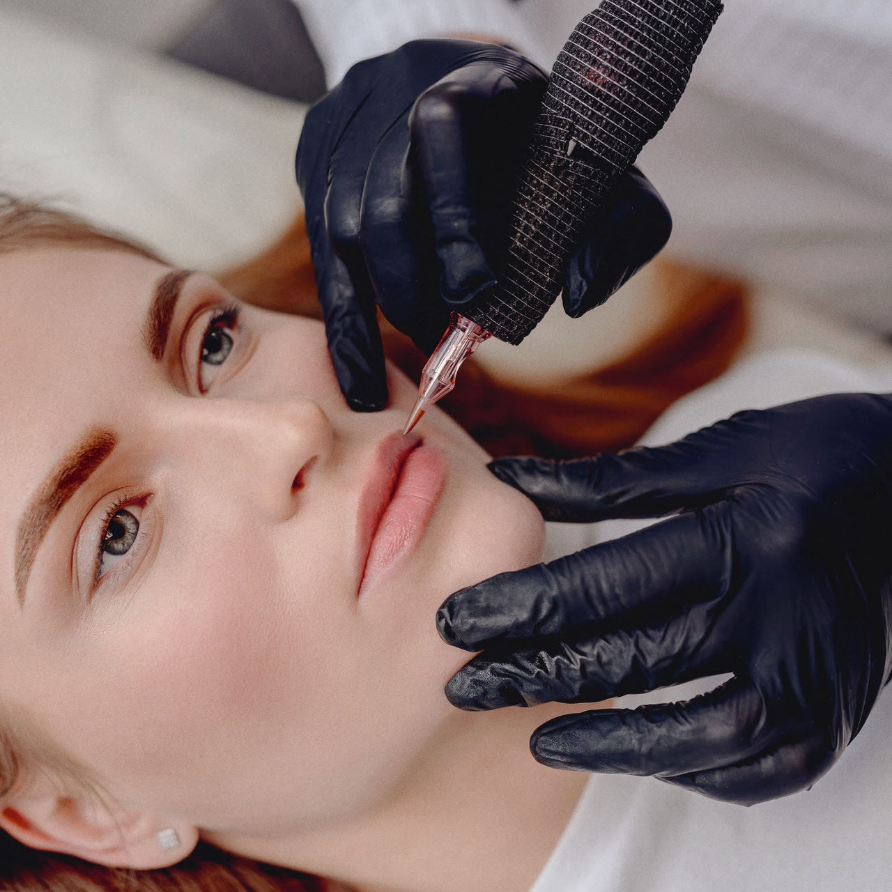 Junge Frau wird permanent-make-up für die Lippen behandelt von Sense of Beauty in Braunschweig