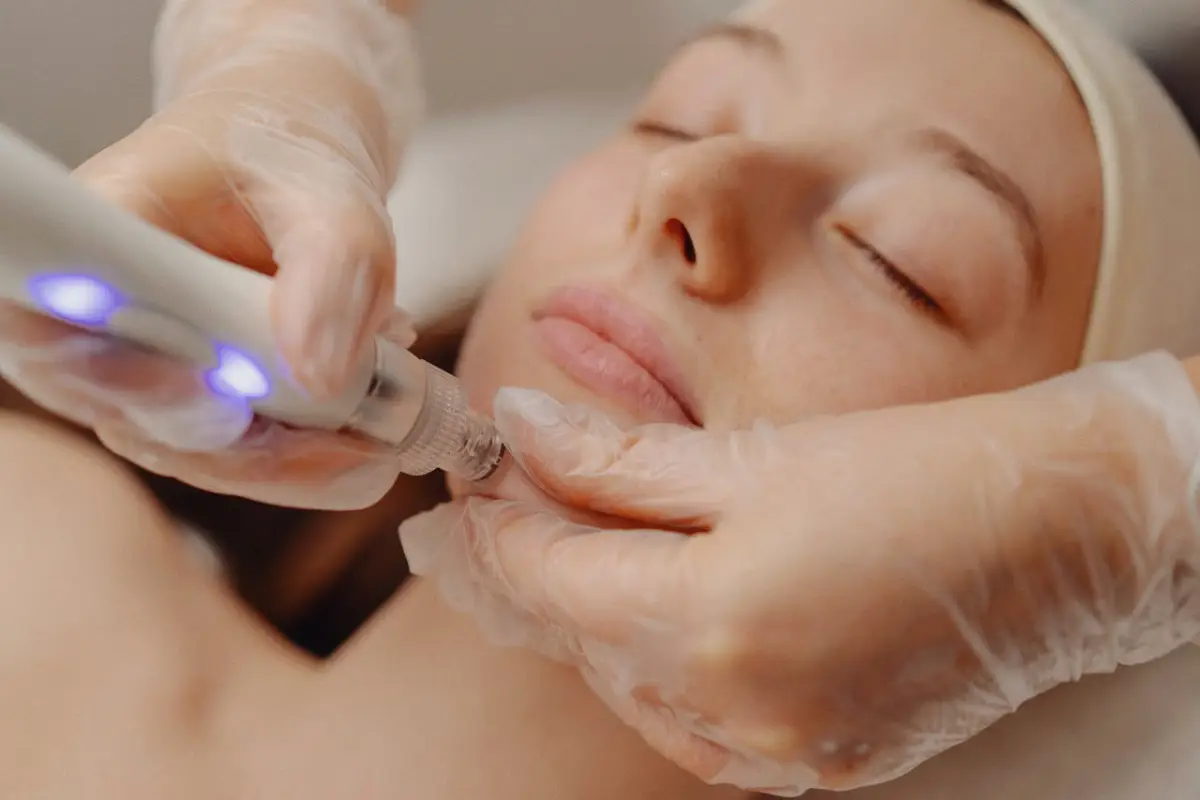 Kosmetikerin von Sense of Beauty führt eine Vakuumreinigung im Gesicht einer Kundin in Braunschweig durch.