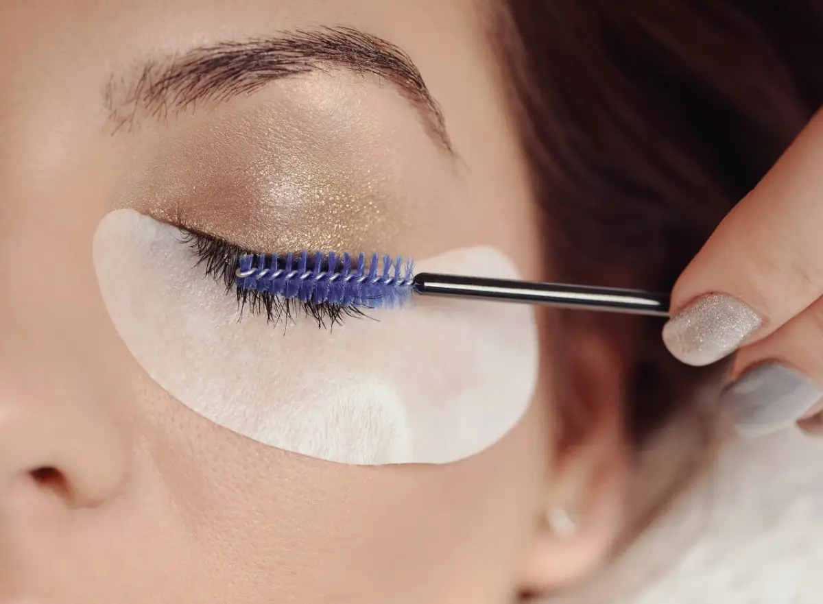 Detailansicht eines Wimpernlifting von Sense of Beauty Kosmetikstudio mit präziser Bürste bei einer Frau in Braunschweig.