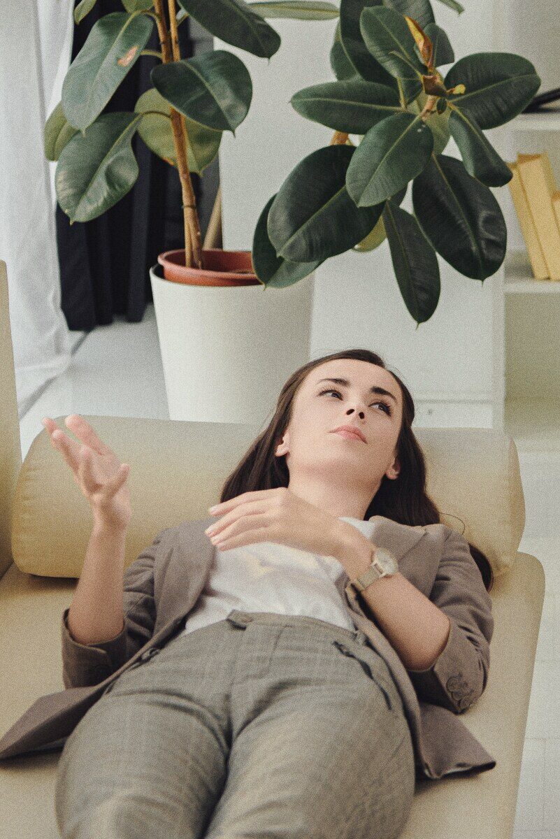 Sense of Beauty-Patientin auf dem Sofa liegend während einer psychologischen Beratungssitzung bei Maria Schröder in Braunschweig