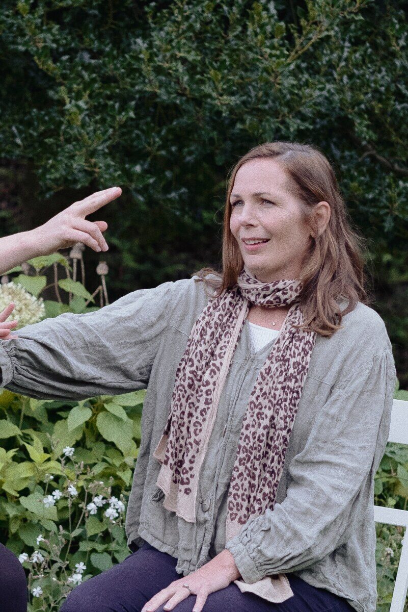 Sense of Beauty Patientin bekommt draußen eine EMDR-Therapie von Maria Schröder in Braunschweig