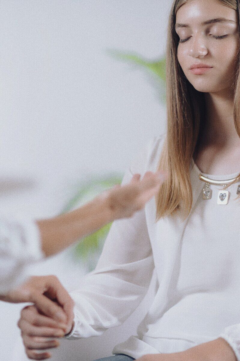 Sense of Beauty Patientin erhält Hypnose von Maria Schröder in Braunschweig