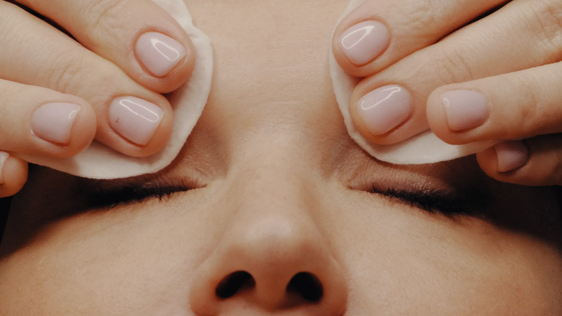 Wimperlifting Braunschweig_ Reinigung der Wimpern vor dem Lash-Lifting von Sense of Beauty