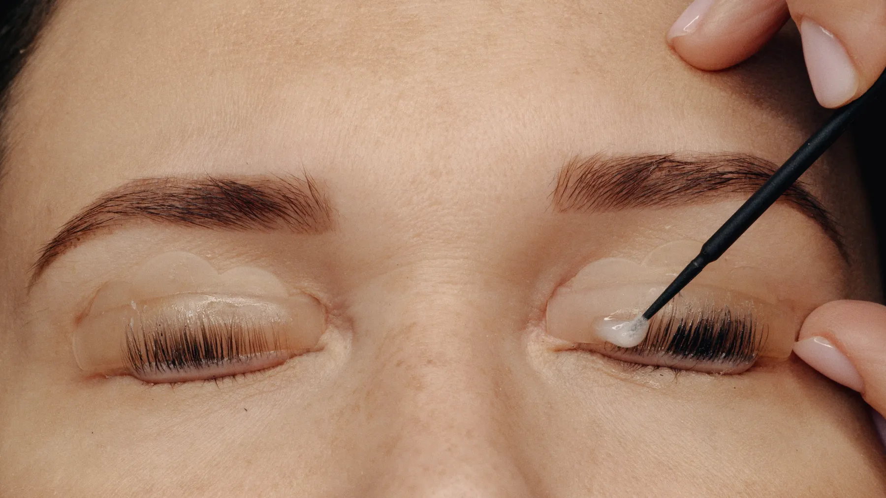 Wimpernlifting Braunschweig Pflegeöl auftragen gesunde Wimpern von Sense of Beauty