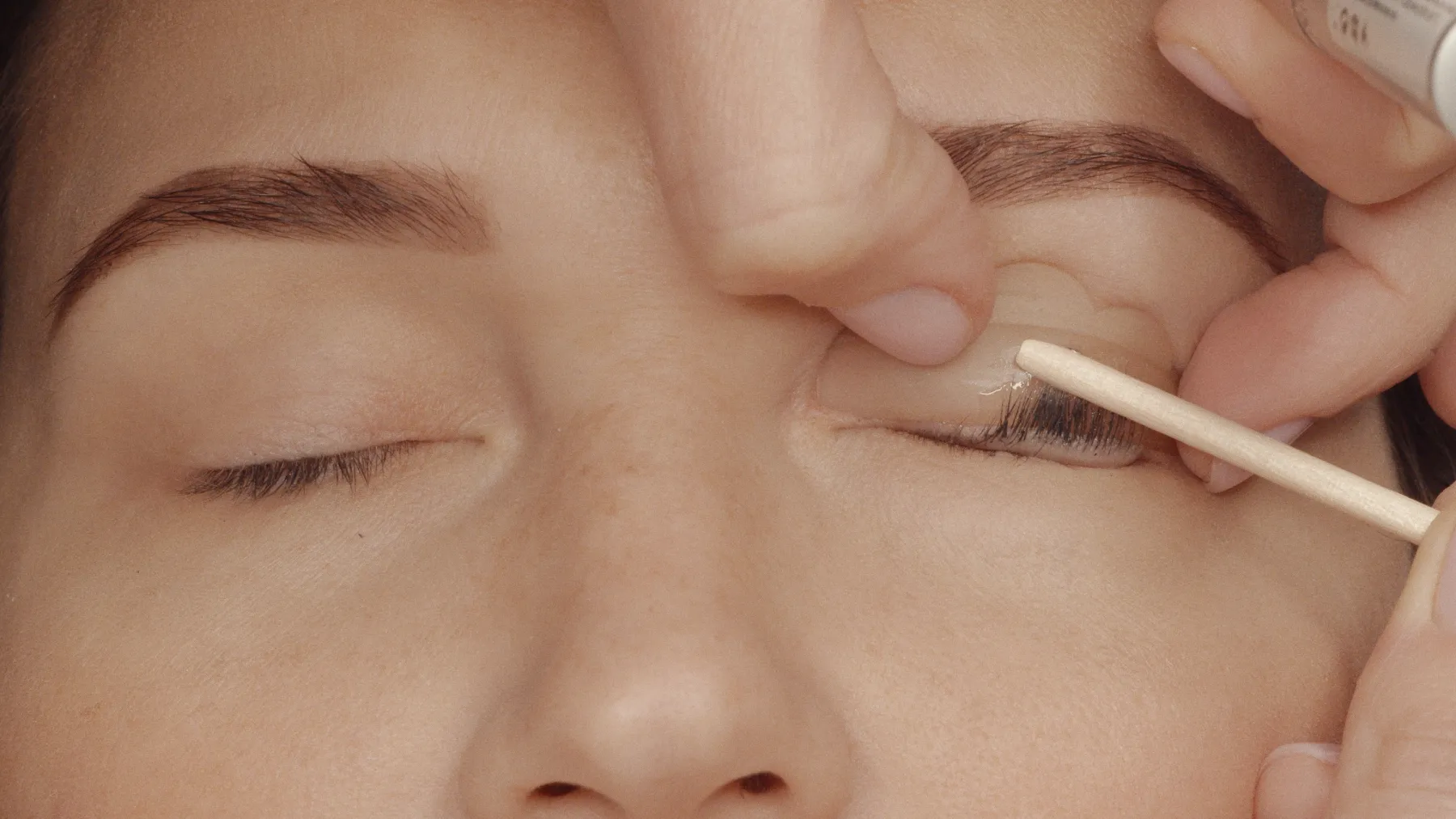 Wimpernlifting Braunschweig_ Auftragen des Lifting-Klebers und Fixierung von Sense of Beauty